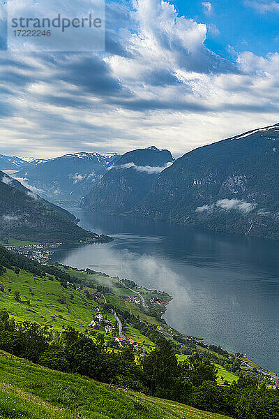 Norwegen  Aurland  Blick von oben auf den Aurlandsfjord