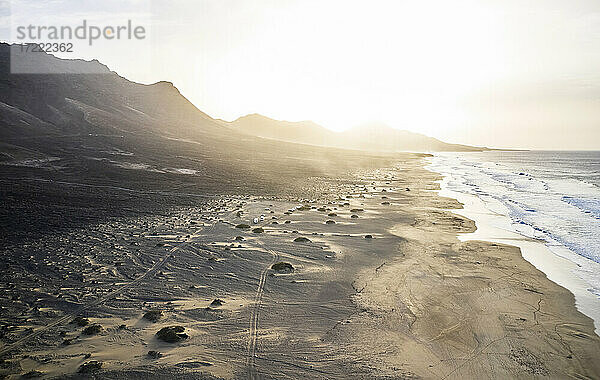 Spanien  Kanarische Inseln  Fuerteventura  Luftaufnahme des Sandstrandes Playa de Cofete bei Sonnenuntergang