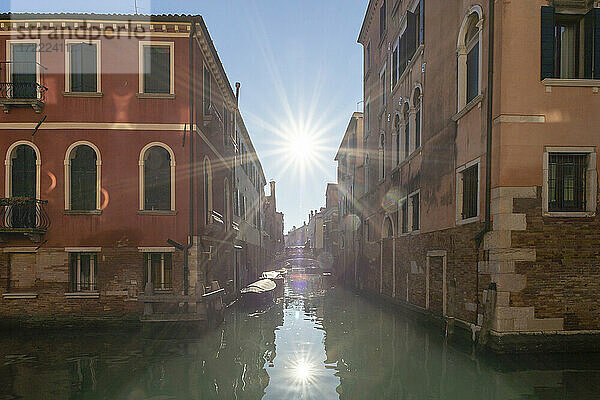 Italien  Venetien  Venedig  Sonnenuntergang zwischen Häuserzeilen am Stadtkanal