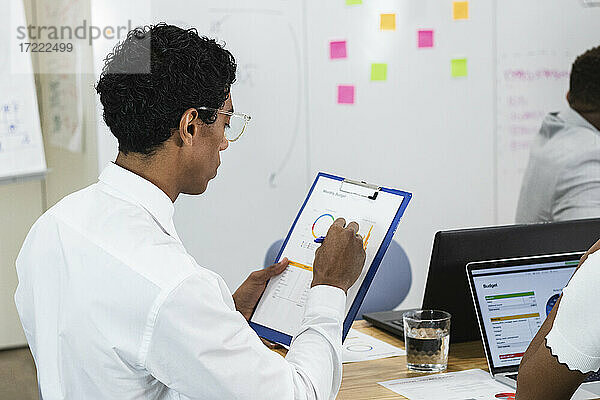 Geschäftsmann beim Analysieren eines Dokuments in einer Besprechung im Büro