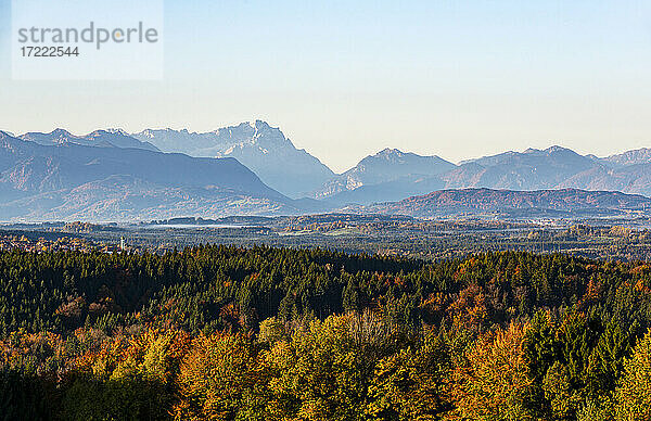 Blick auf die Zugspitze im Herbst  Bayern  Deutschland