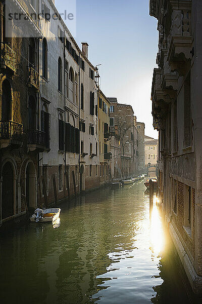 Italien  Venetien  Venedig  Alte Häuser entlang des engen Stadtkanals in der Abenddämmerung