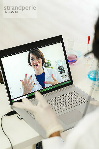 Arzt für mittlere Erwachsene bei Videoanruf über Laptop in der Klinik