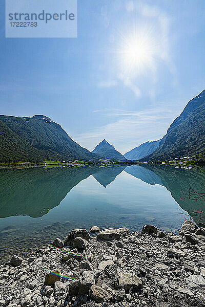 Norwegen  Byrkjelo  Berge  die sich im See Bergheimsvatnet spiegeln