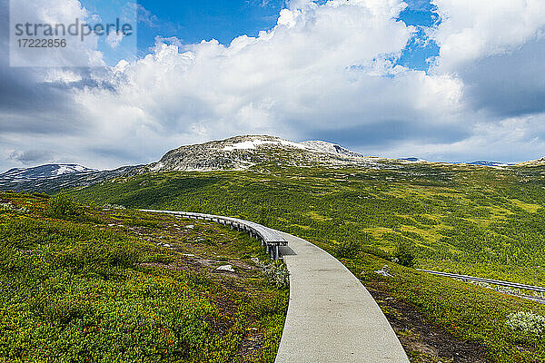Norwegen  Aurland  Aurland-Hochebene  Promenade durch grasbewachsene Berge