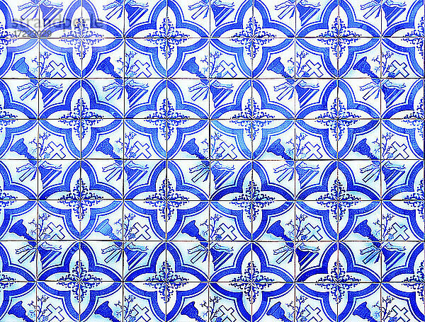 Vollbild einer blauen Mosaikwand mit quadratischen Fliesen