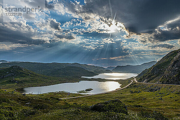 Norwegen  Setesdalen  Sonne bricht durch Wolken über dem See