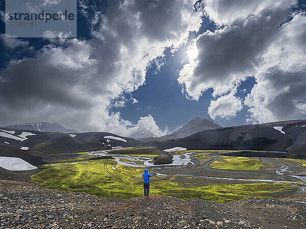 Mittelgroßer erwachsener Mann  der die Aussicht betrachtet  während er an Land im Fjallabak-Naturreservat steht
