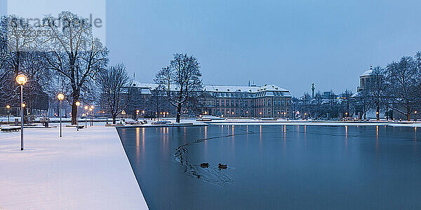 Deutschland  Baden-Württemberg  Stuttgart  Ufer des Eckensees im Schlossgarten in der Winterdämmerung mit dem Neuen Schloss im Hintergrund