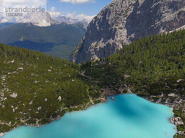 Italien  Dolomiten  Venetien  Drei Zinnen und Cadini di Misurina vom Sorapis-See aus gesehen im Sommer