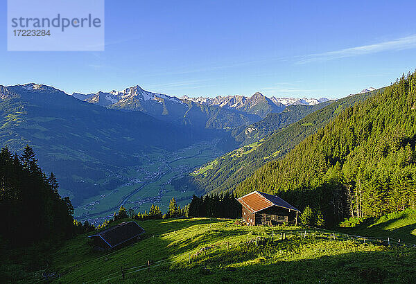 Blick über das Zillertal mit Almhütten  Tirol  Österreich