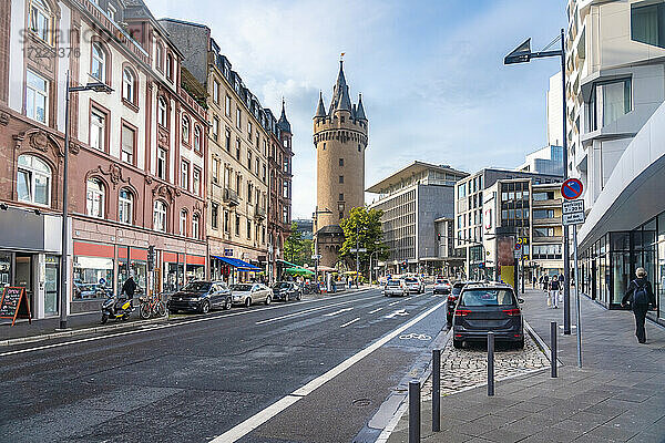 Deutschland  Hessen  Frankfurt  Stadtstraße mit Eschenheimer Turm im Hintergrund
