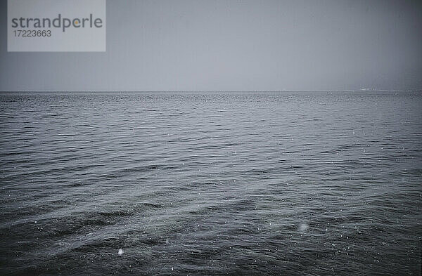 Oberfläche des Walchensees in der Winterdämmerung