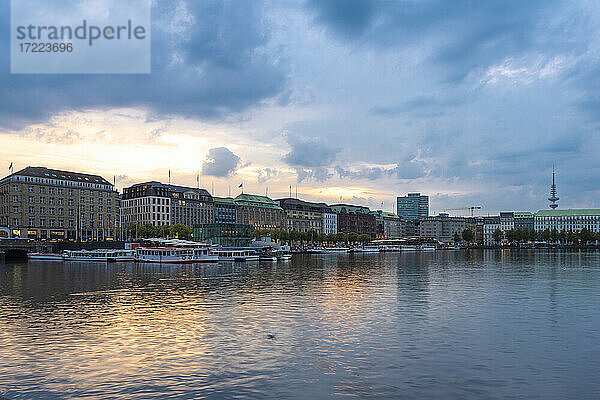 Stadtbild mit Binnenalster bei Sonnenuntergang  Hamburg  Deutschland