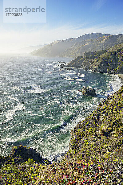 USA  Kalifornien  Big Sur  Malerische Küstenlandschaft am Gamboa Point Beach bei Sonnenuntergang