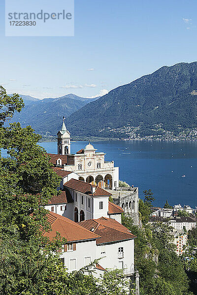 Schweiz  Tessin  Locarno  Wallfahrtskirche Madonna del Sasso über dem Lago Maggiore