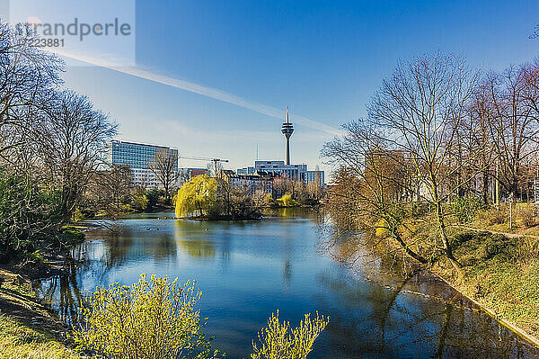 Deutschland  Dusseldorf  See im Frühling