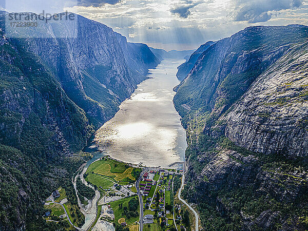 Norwegen  Rogaland  Lysebotn  Luftaufnahme des Küstendorfs am Ende des Lysefjords