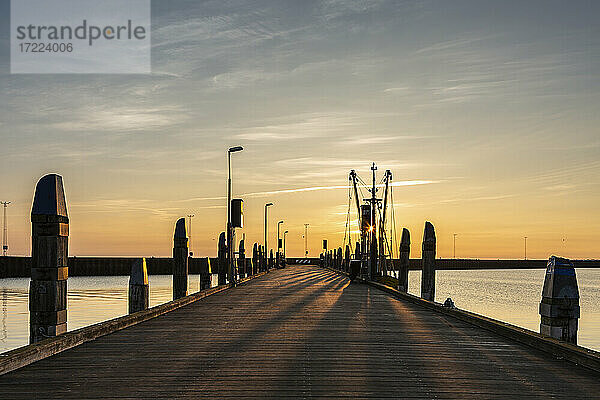 Dänemark  Romo  Leere Seebrücke bei Sonnenuntergang