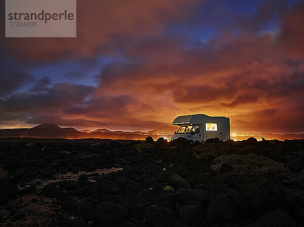 Spanien  Kanarische Inseln  Wohnmobil entlang der felsigen Küste der Insel Lanzarote bei Sonnenuntergang geparkt