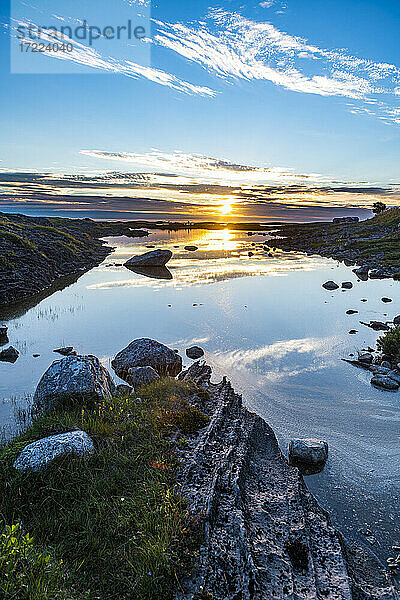 Norwegen  Vega-Archipel  Sonnenuntergang über dem Unesco-Welterbe