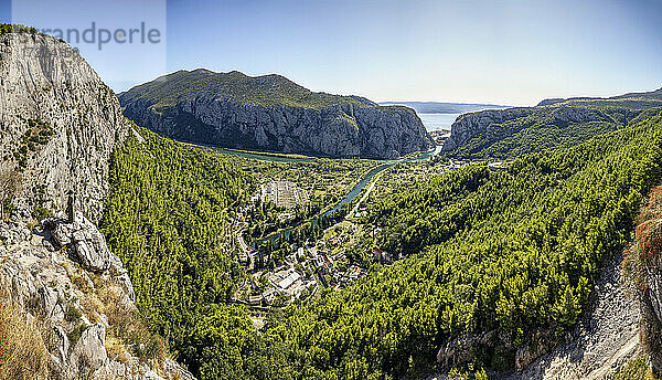 Kroatien  Dalmatien  Omis  Siedlung am bewaldeten Ufer des Flusses Cetina im Sommer