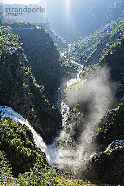 Aussicht auf das Tal Mabodalen und den Wasserfall Voringfossen