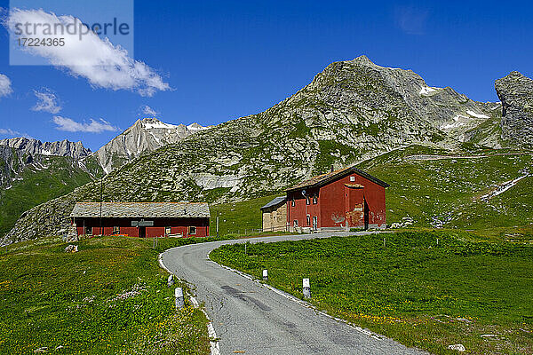 Italien  Aostatal  Saint Rhemy en Bosses  Rote Gebäude im Valle Del Gran San Bernardo