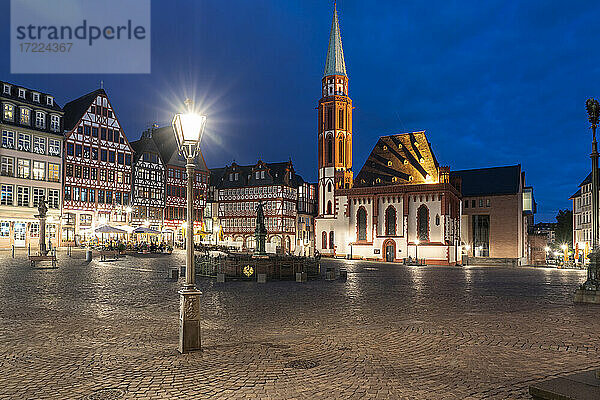Deutschland  Hessen  Frankfurt  Beleuchteter Romerbergplatz bei Nacht mit der Alten Nikolaikirche im Hintergrund