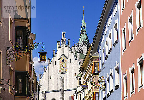 Franz-Josef-Straße mit Zunftzeichen und Pfarrkirche im Hintergrund  Schwaz  Tirol  Österreich