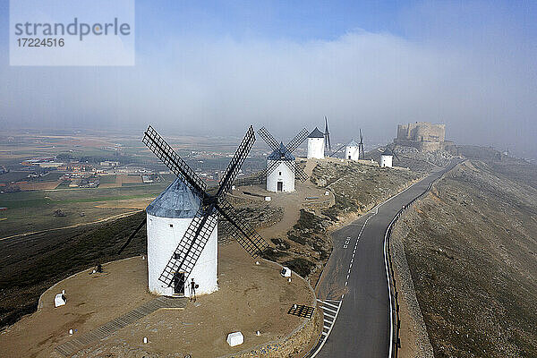 Spanien  Provinz Toledo  Consuegra  Luftaufnahme einer Landstraße  die an historischen Windmühlen vorbeiführt