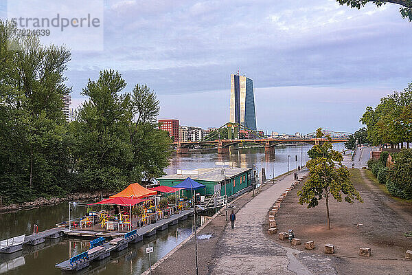 Deutschland  Hessen  Frankfurt  Riverside Restaurant mit Ignatz-Bubis-Brücke und Europäischer Zentralbank im Hintergrund