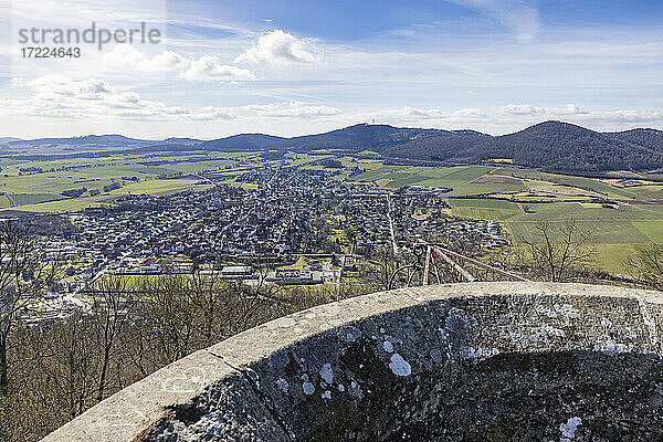 Deutschland  Hessen  Zierenberg  Stadt von der Spitze des Schreckenbergturms im Vorfrühling gesehen