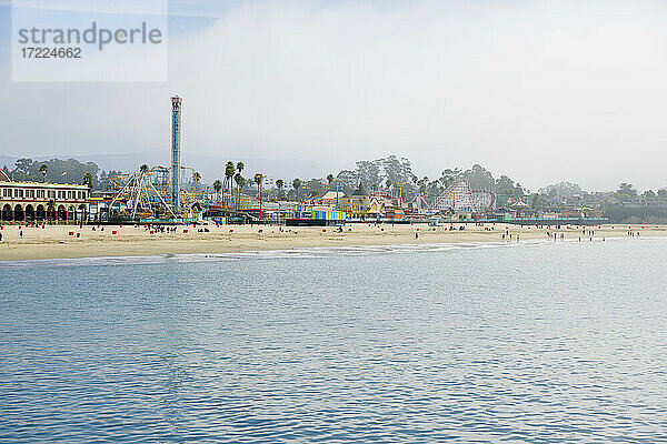 USA  Kalifornien  Santa Cruz  Vergnügungspark am Sandstrand von der Municipal Wharf aus gesehen