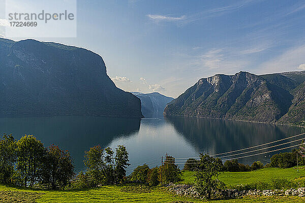 Norwegen  Aurland  Berge spiegeln sich im ruhigen Wasser des Aurlandsfjordes