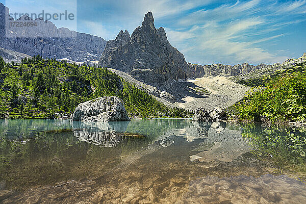 Italien  Dolomiten  Venetien  der Berg Sorapis spiegelt sich im Sorapis-See