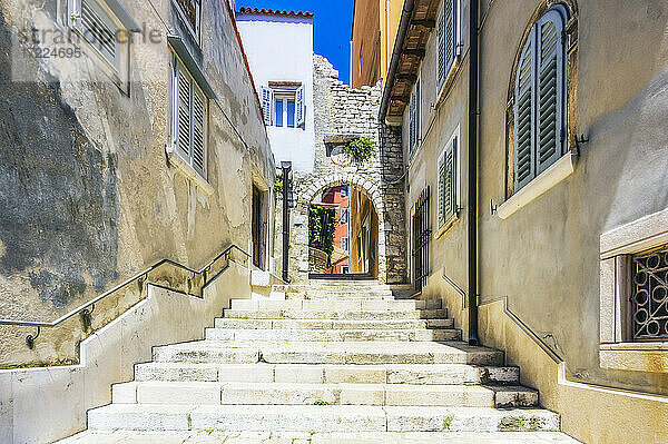Enge Gasse mit Steintreppe in Rovinj  Istrien  Kroatien