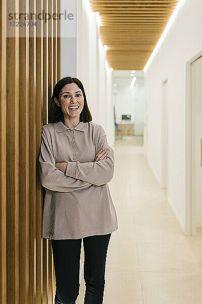 Lächelnde Frau auf dem Flur eines medizinischen Gebäudes