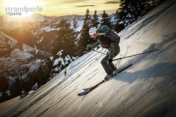 Mittlere erwachsene Frau beim Skifahren auf einem verschneiten Berg im Winter