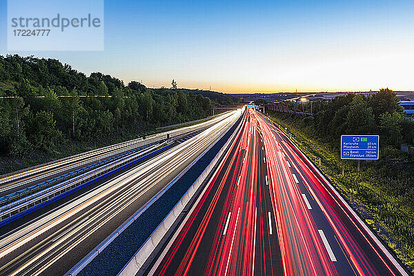 Lichtspuren an einer Autobahn in der Abenddämmerung  Leonberg  Deutschland