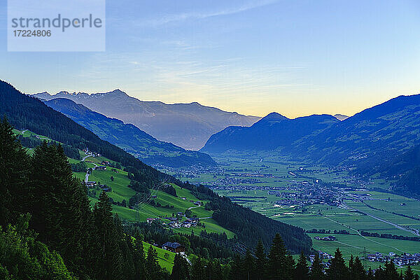 Blick über das Zillertal in der Morgendämmerung  Tirol  Österreich
