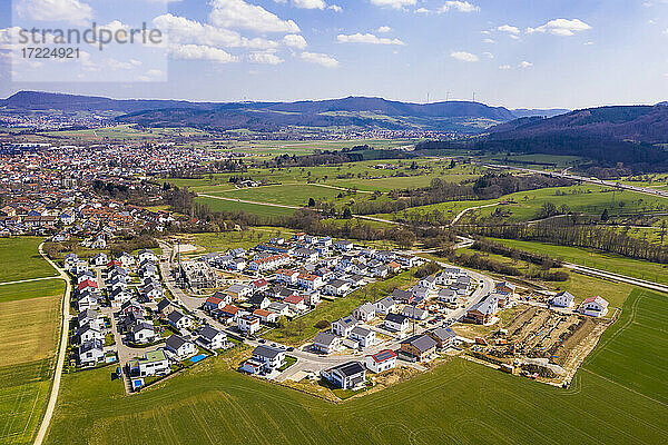 Deutschland  Baden Württemberg  Sussen  Luftaufnahme eines modernen Wohnviertels mit Photovoltaikanlage