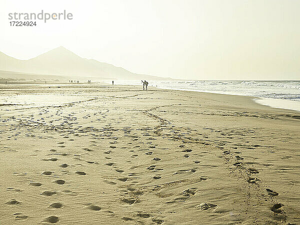 Spanien  Kanarische Inseln  Fuerteventura  Sandstrand Playa de Cofete bei Sonnenuntergang