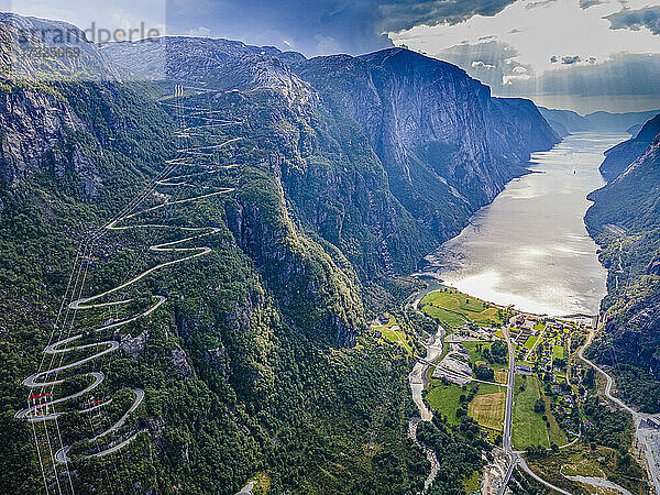 Norwegen  Rogaland  Lysebotn  Luftaufnahme der kurvenreichen Straße und des Küstendorfs am Ende des Lysefjords