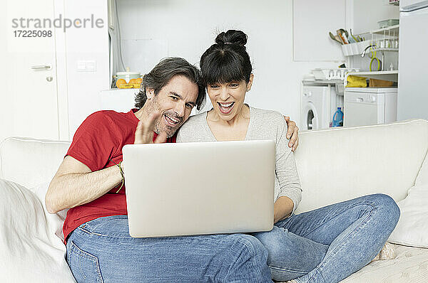 Ehepaar während eines Videogesprächs auf dem Laptop zu Hause