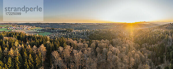 Schöner Sonnenaufgang über dem Schwäbischen Wald  Baden-Württemberg  Deutschland