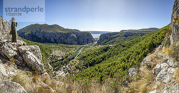 Kroatien  Dalmatien  Omis  Statue von Mila Gojsalic mit Blick auf die Siedlung am bewaldeten Ufer des Flusses Cetina im Sommer