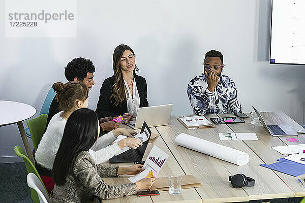 Unternehmerteam bei einer Besprechung im Kreativbüro