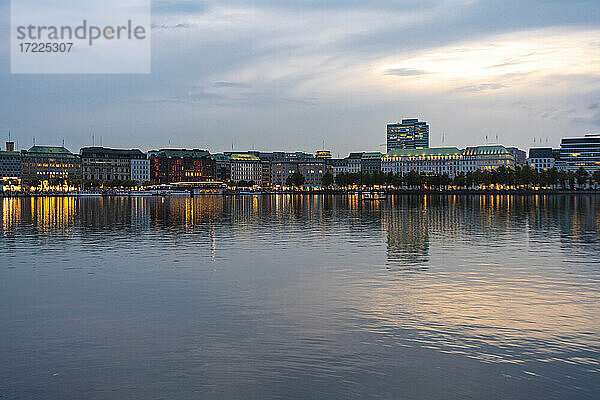 Stadtbild mit Binnenalster bei Sonnenuntergang  Hamburg  Deutschland