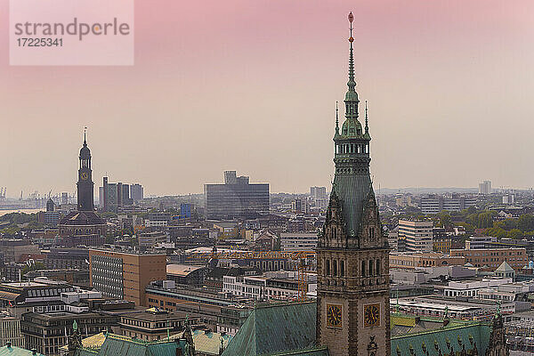Stadtbild mit Rathausturm und Altstadt  Hamburg  Deutschland